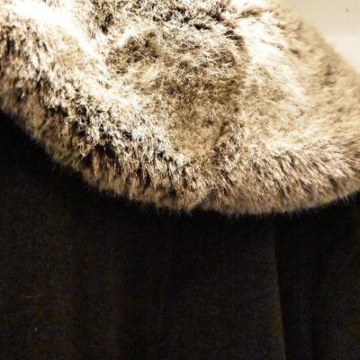 L Lot 113: Women's Long Coat with Faux Fur Neck and Cuffs