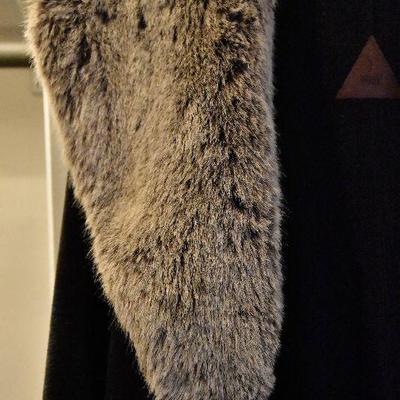 L Lot 113: Women's Long Coat with Faux Fur Neck and Cuffs