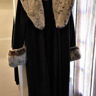 L Lot 113: Women's Long Coat with Faux Fur Neck and Cuffs