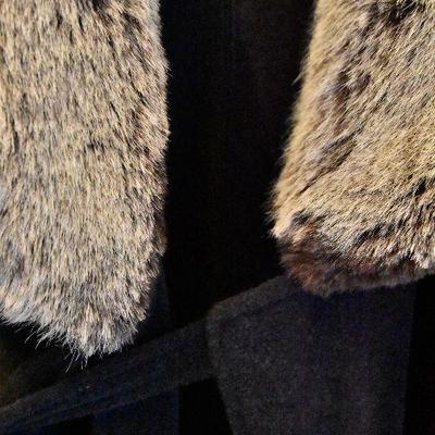 L Lot 113: Women's Long Coat with Faux Fur Neck and Cuffs