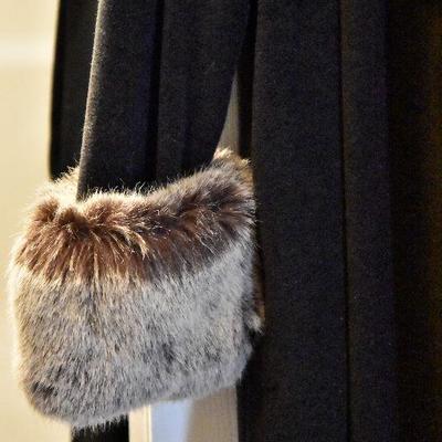 L Lot 113: Women's Long Coat with Faux Fur Neck and Cuffs