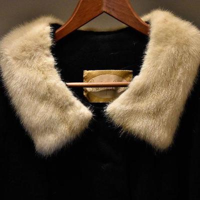 L Lot 114: Vintage Strawbridge & Clothier Cashmere Coat