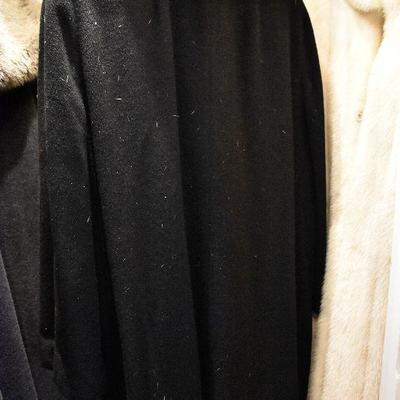 L Lot 114: Vintage Strawbridge & Clothier Cashmere Coat