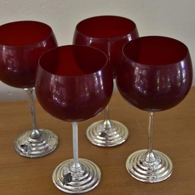 P Lot 136: Red Wine Glasses with Silvertone Stem and Identifier Charms