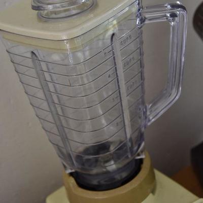 P Lot 139: Collection of Vintage Kitchen Electronics