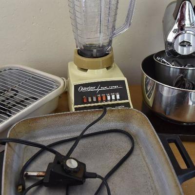 P Lot 139: Collection of Vintage Kitchen Electronics