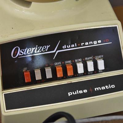 P Lot 139: Collection of Vintage Kitchen Electronics