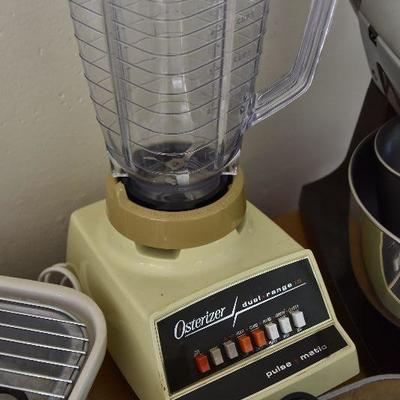P Lot 139: Collection of Vintage Kitchen Electronics