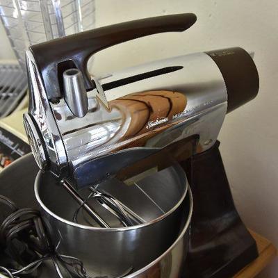 P Lot 139: Collection of Vintage Kitchen Electronics