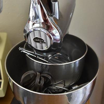 P Lot 139: Collection of Vintage Kitchen Electronics