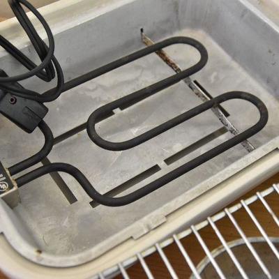 P Lot 139: Collection of Vintage Kitchen Electronics