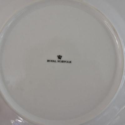 P Lot 140: Royal Norfolk Holly Leaves & Berries Dinner Plates