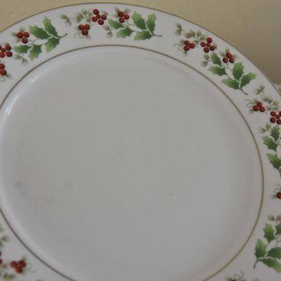 P Lot 140: Royal Norfolk Holly Leaves & Berries Dinner Plates