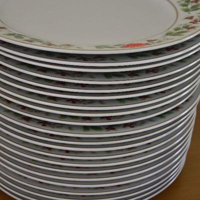 P Lot 140: Royal Norfolk Holly Leaves & Berries Dinner Plates