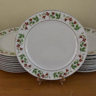 P Lot 140: Royal Norfolk Holly Leaves & Berries Dinner Plates