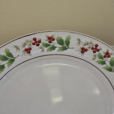 P Lot 140: Royal Norfolk Holly Leaves & Berries Dinner Plates
