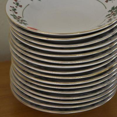 P Lot 141: Gibson Holly Leaves & Berries Dinner Bowls