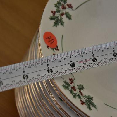 P Lot 141: Gibson Holly Leaves & Berries Dinner Bowls
