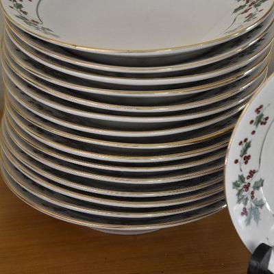 P Lot 141: Gibson Holly Leaves & Berries Dinner Bowls