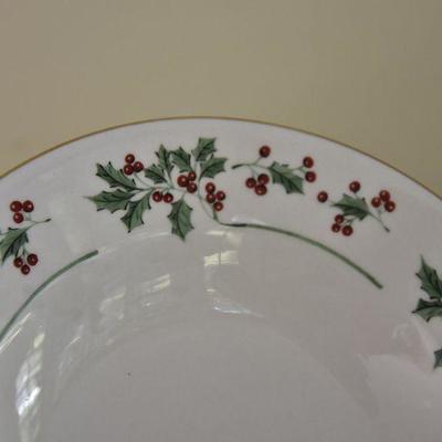 P Lot 141: Gibson Holly Leaves & Berries Dinner Bowls