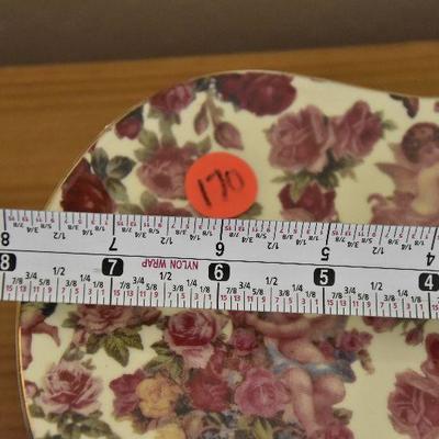 P Lot 170: Set of Heart Luncheon Plates
