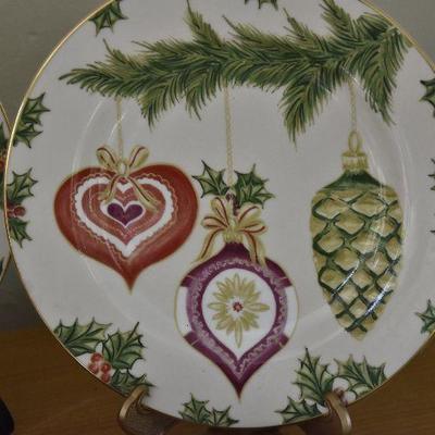P Lot 171: Set of Holiday Luncheon Plates