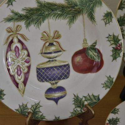 P Lot 171: Set of Holiday Luncheon Plates