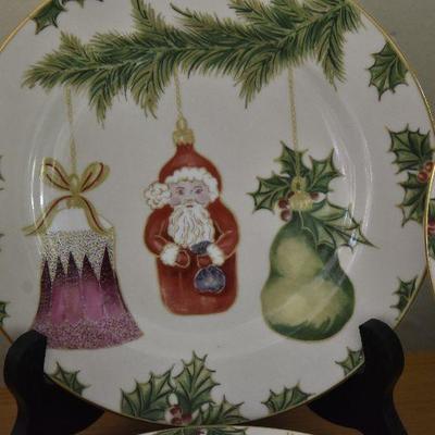 P Lot 171: Set of Holiday Luncheon Plates