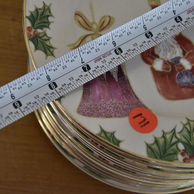 P Lot 171: Set of Holiday Luncheon Plates