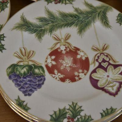 P Lot 171: Set of Holiday Luncheon Plates