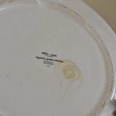 P Lot 173: Tomato Plates and Teapot