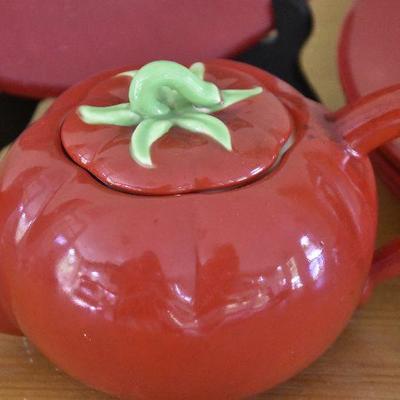 P Lot 173: Tomato Plates and Teapot