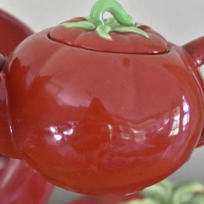 P Lot 173: Tomato Plates and Teapot