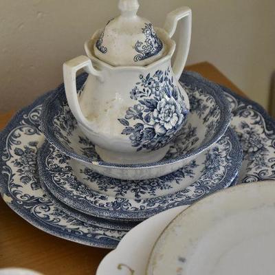 P Lot 178: Collection of Vintage China