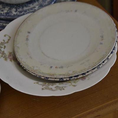 P Lot 178: Collection of Vintage China