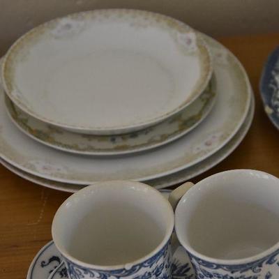 P Lot 178: Collection of Vintage China