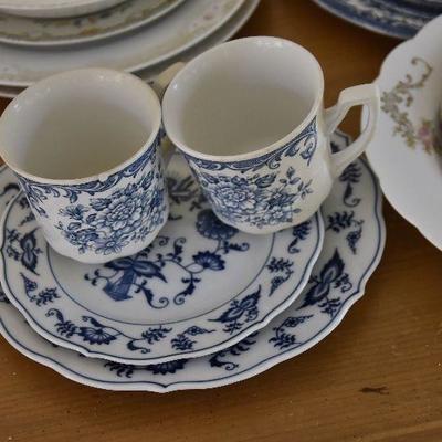 P Lot 178: Collection of Vintage China