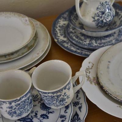 P Lot 178: Collection of Vintage China