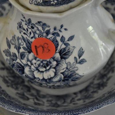 P Lot 178: Collection of Vintage China