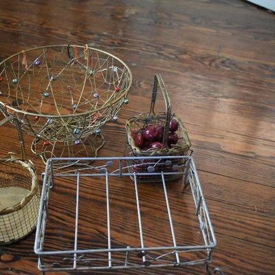 D Lot 167: Decor