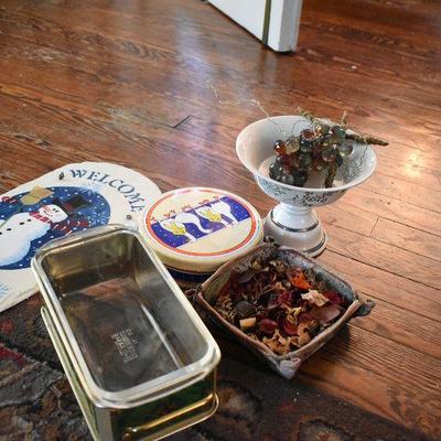 D Lot 166: Pyrex and More