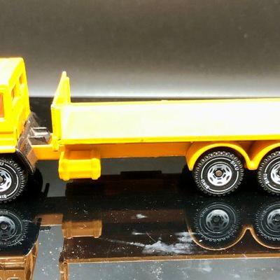 Die-Cast Truck and bed Vovlo orange-yellow
