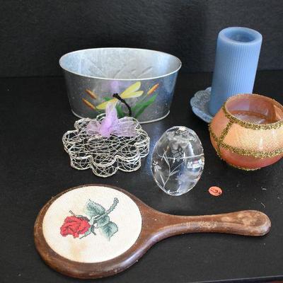 Lot 233: Decor