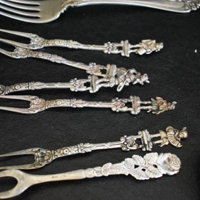 Lot 235: Flatware