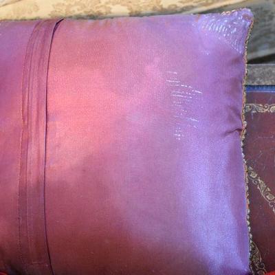 L Lot 152: Throw Pillows