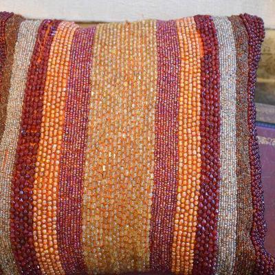 L Lot 152: Throw Pillows
