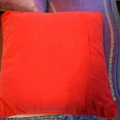 L Lot 152: Throw Pillows