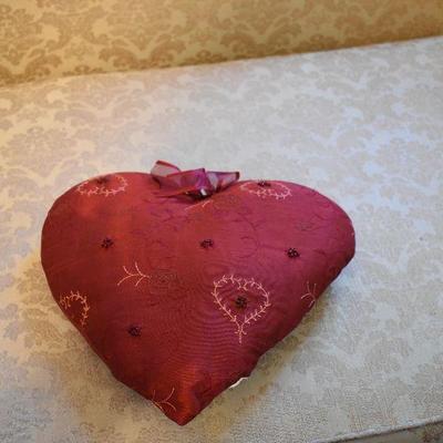 L Lot 152: Throw Pillows