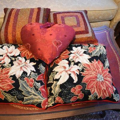 L Lot 152: Throw Pillows