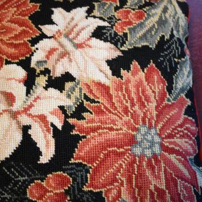 L Lot 152: Throw Pillows